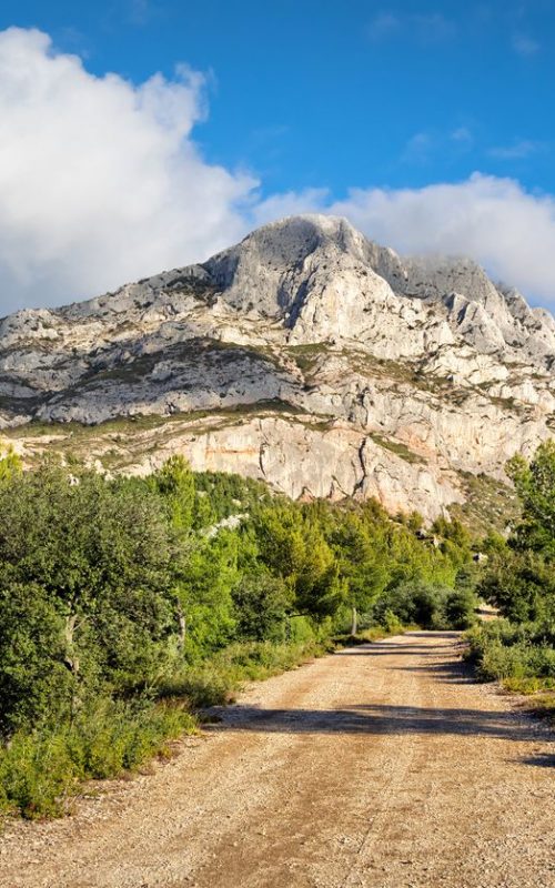 Montagne Sainte-Victoire - a limestone mountain ridge in the south of France close to Aix-en-Provence "n